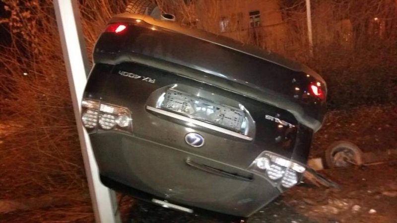 ДТП в Алматы: Lexus перевернулся от столкновения с Opel (ФОТО)