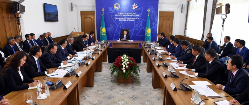 Назарбаев потребовал использовать скрытые резервы для развития Алматы