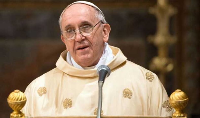 Сборная Аргентины подарила Папе Римскому майку с автографами