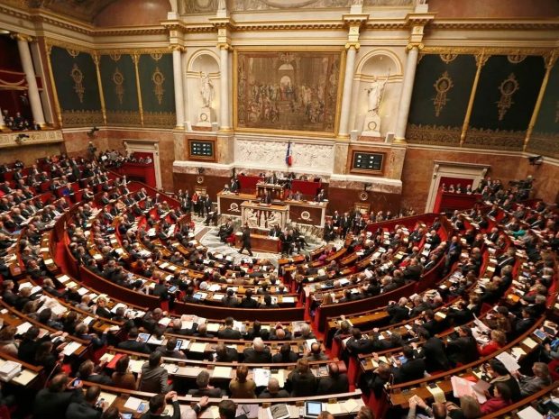 Применение «санитарных пропусков» одобрил парламент Франции