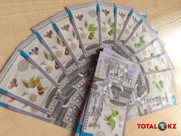 Тенге уступает позиции