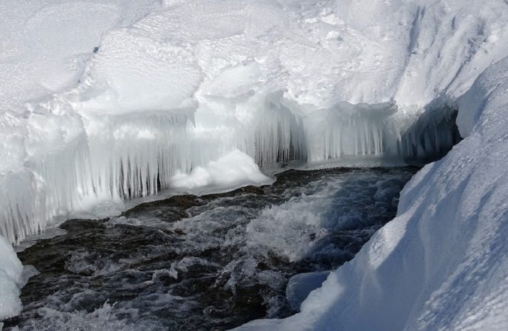 Провалившегося под лед на Урале мужчину спасли в Атырау