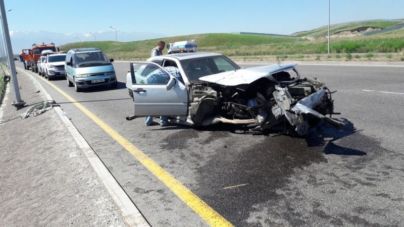 Из-за «байги» двух «Мерседесов» пострадал водитель «Тойоты»