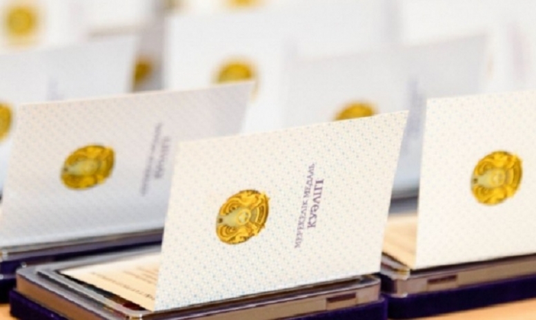 Исекешев вручил медали заслуженным работникам и почетным деятелям