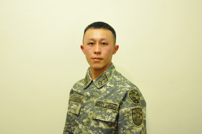 Военнослужащий вывел пятнадцать человек из горящего дома в Семее