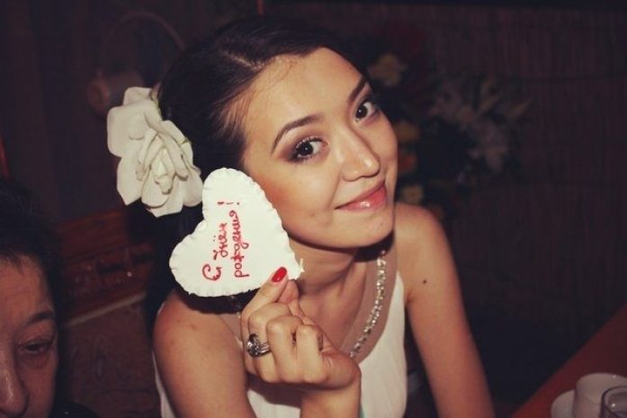 Казахстанской певице на день рождения сделали дорогой подарокЭксклюзив