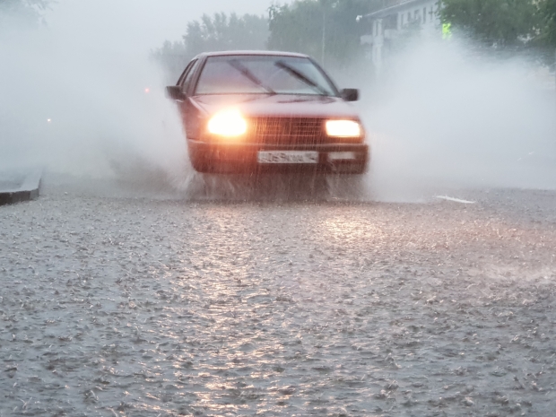 Полуторачасовой мощный ливень затопил улицы Павлодара