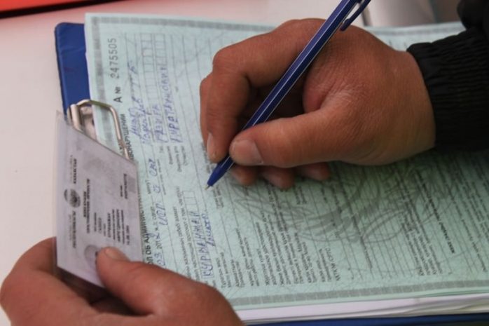 В Алматы полиция штрафует пешеходов за неправильный переход улиц