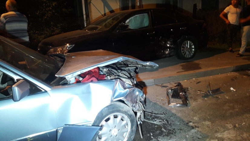 Девочку зажало машиной в ДТП в Алматы