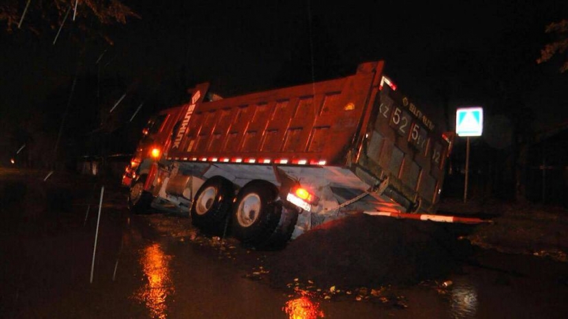В Алматы грузовик и кран провалились под асфальт