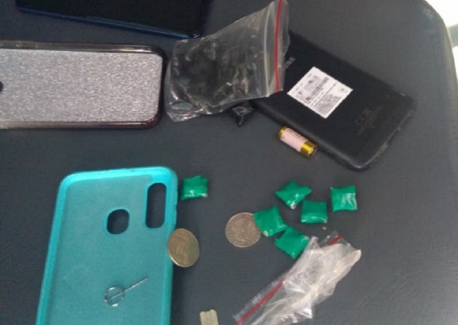 Копающаяся в земле женщина привлекла внимание полицейских в Аксу