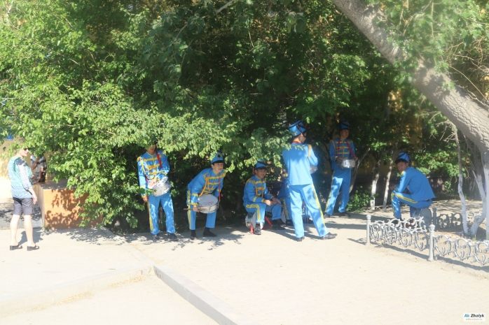 Двадцать детей получили солнечный удар на параде в честь дня их защиты в Атырау