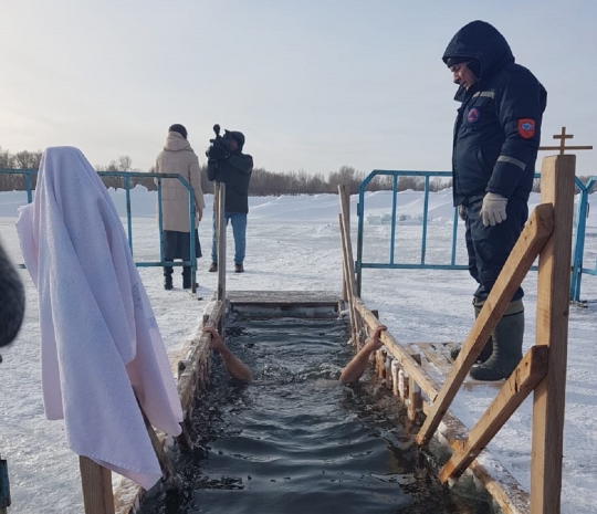 Двое молодых людей на Крещение едва не утонули в проруби в Павлодаре