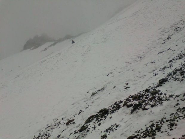 Спасатели эвакуировали 4 туристов с перевала Ломакина в предгорьях Алматы