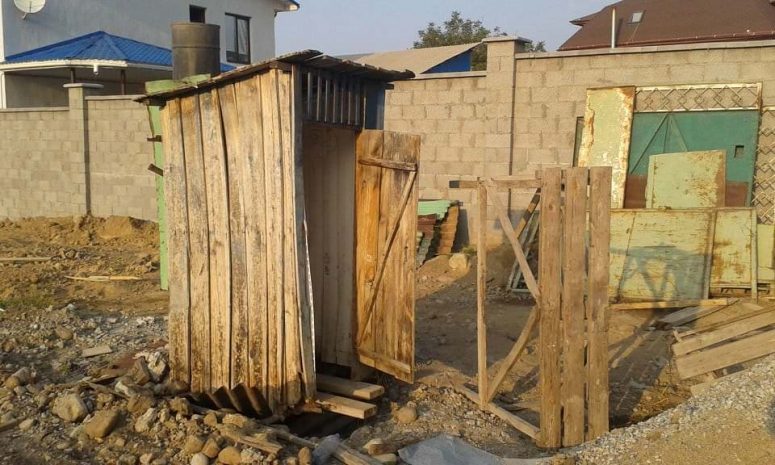 Три человека погибли, спасая друг друга из ямы туалета в Алматинской области