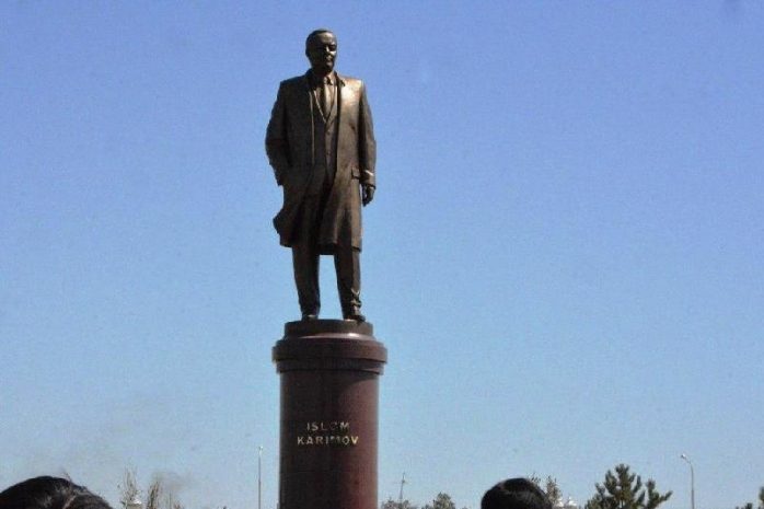 Памятник Исламу Каримову открыли в Cамарканде