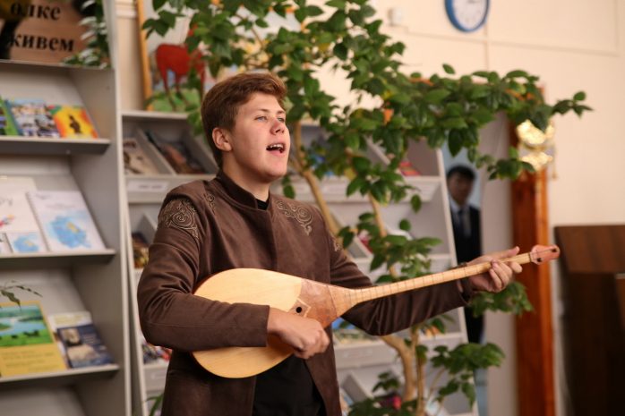 Почему я должен уезжать в Россию? — домбрист Алексей Лодочников