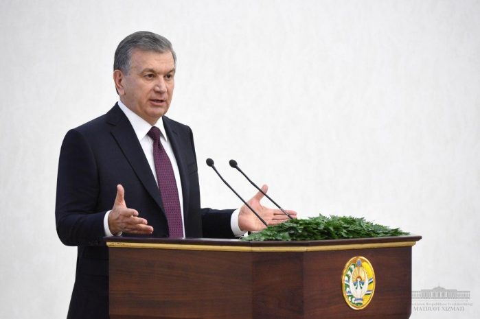 Сделать СМИ «зеркалом общества» потребовал президент Узбекистана