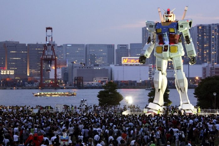 Гигантский робот Gundam сделал свои первые шаги в Японии