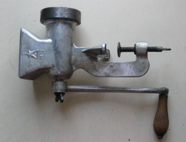 В Когалы мужчина проломил голову своему отцу мясорубкой