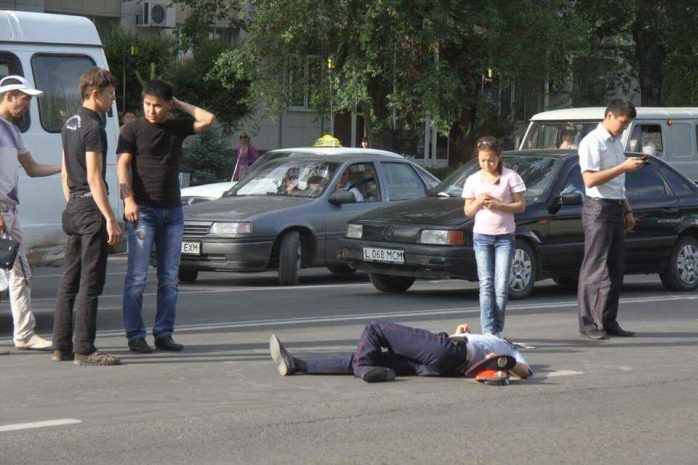 Полицейского сбили на пешеходном переходе в ЗКО