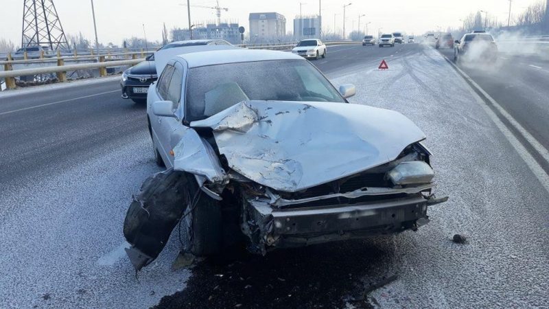 Субботнее утро в Алматы — два ДТП на Саина