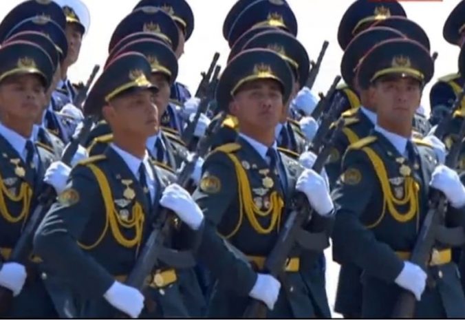На параде в Пекине колона казахстанских военнослужащих прошла седьмой по счету
