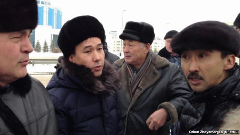 В Астане протестуют против Лимонова и Жириновского