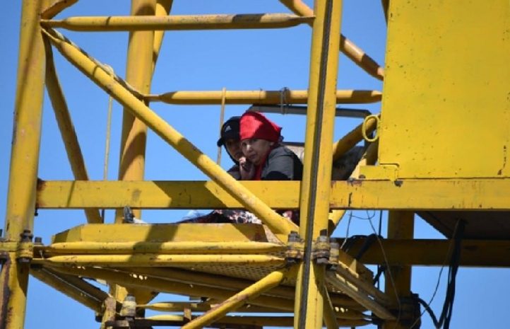 Жительницы Астаны спустились с крана