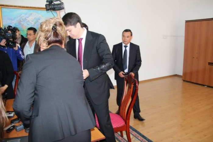 В Алматы министра труда Абденова закидали яйцами. Видео