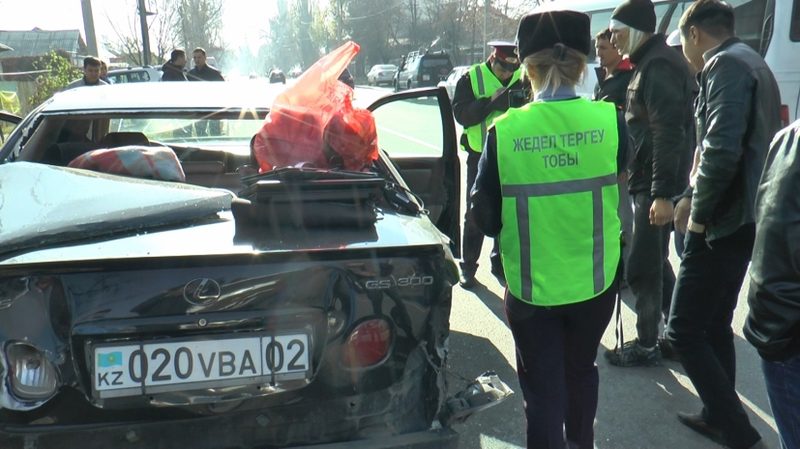В Алматы серийный «домушник» при побеге протаранил пять машин