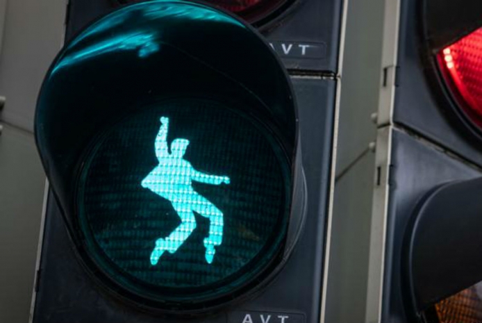 Элвис Пресли регулирует движение в Германии