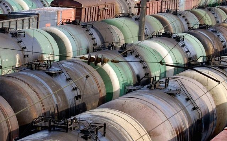 Казахстан повышает экспортные пошлины на светлые нефтепродукты