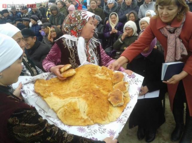В кызылординском ауле испекли лепешку диаметром в один метр