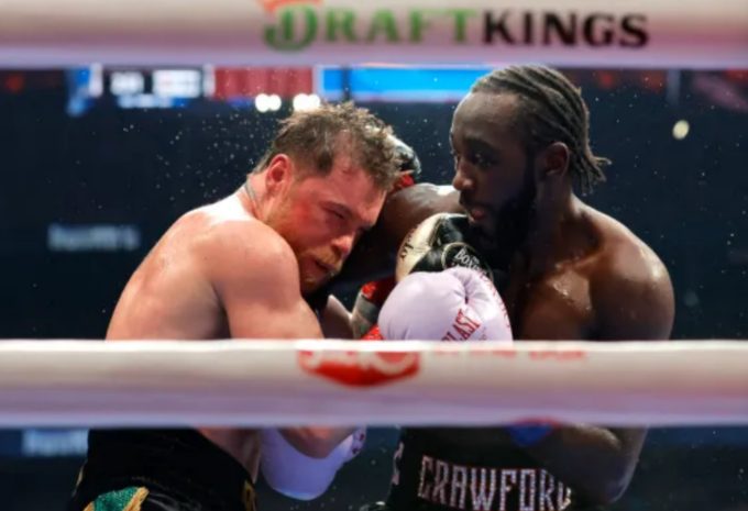 «Канело» лишился всех титулов, разгромно проиграв Кроуфорду