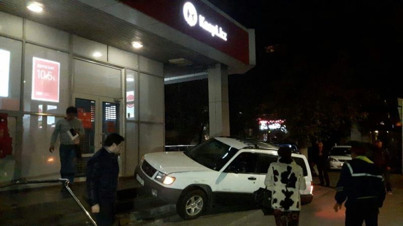 Автомобиль въехал в отделение Kaspi Bank в Алматы