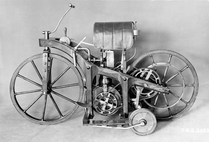 Заезд первого в мире мотоцикла