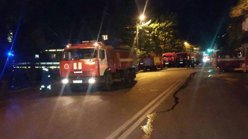 В Алматы горит внешний лифт офисного здания