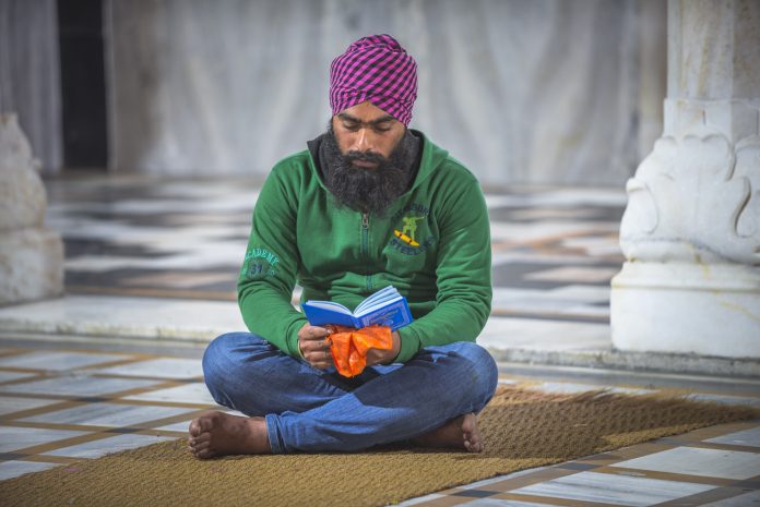 Бородача с кинжалом выгнали из парка развлечений в Уэльсе