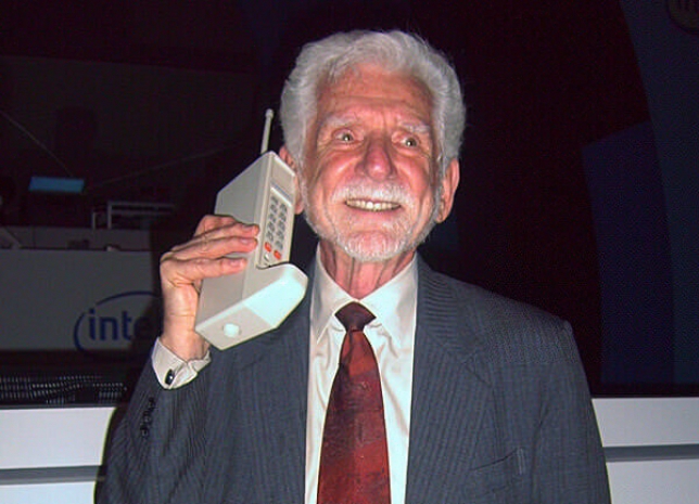 40 лет назад был сделан первый звонок с сотового телефона