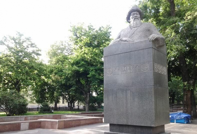 В Алматы мужчина осквернил памятник Жамбылу ЖабаевуЭксклюзив