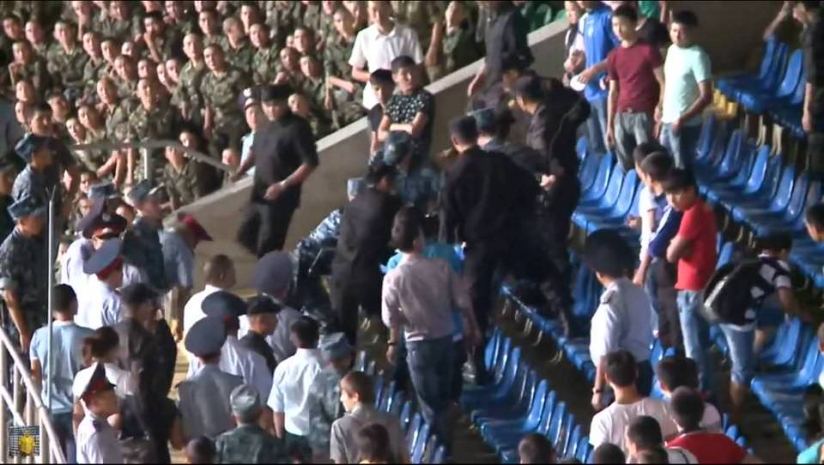 Полицейские избили фанатов на матче «Кайрат» - «Шахтер». Видео