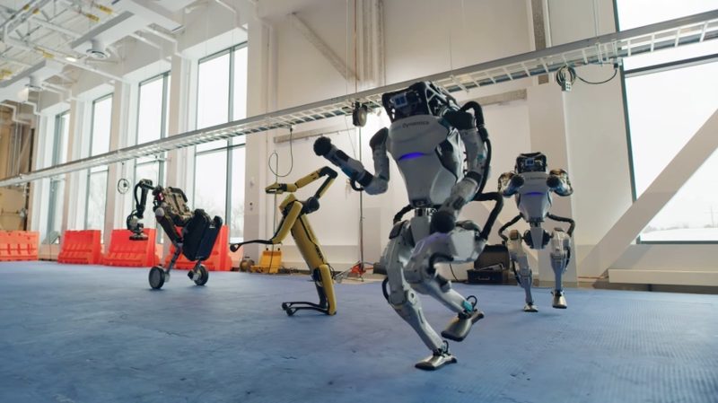 Роботы танцем поздравили людей с Новым годом