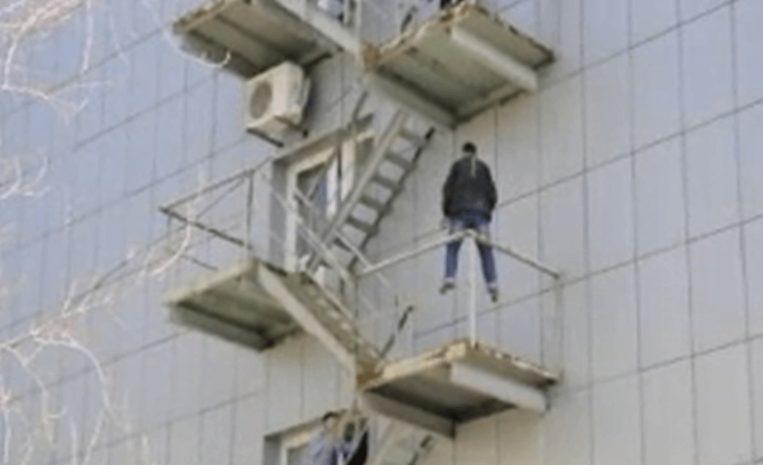 В центре Актобе мужчина пытался убить себя топором и молотком