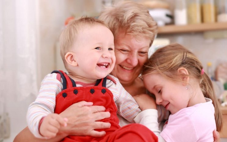 Мамина ревность: ребенок больше любит бабушку