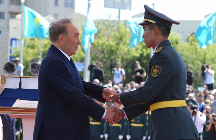 Президент вручил курсантам офицерские погоны