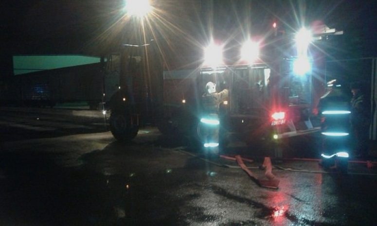 Более двух часов пожарные боролись с огнем на складе (ФОТО)