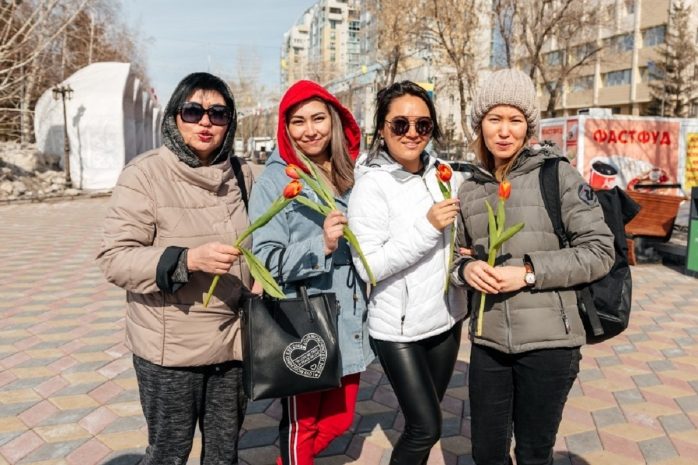 Подари тюльпан: челлендж в честь Наурыза стартовал в Астане