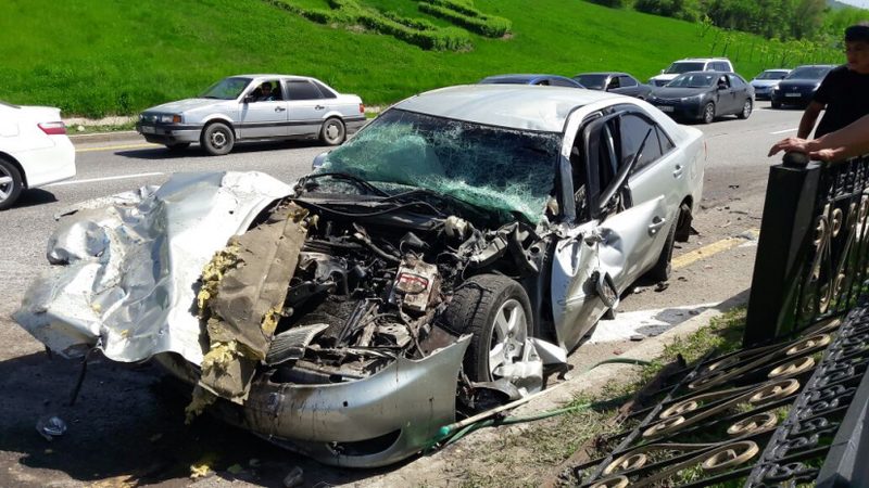 «Тойота Камри» спровоцировала тройное ДТП с пострадавшими в Алматы. ФОТО