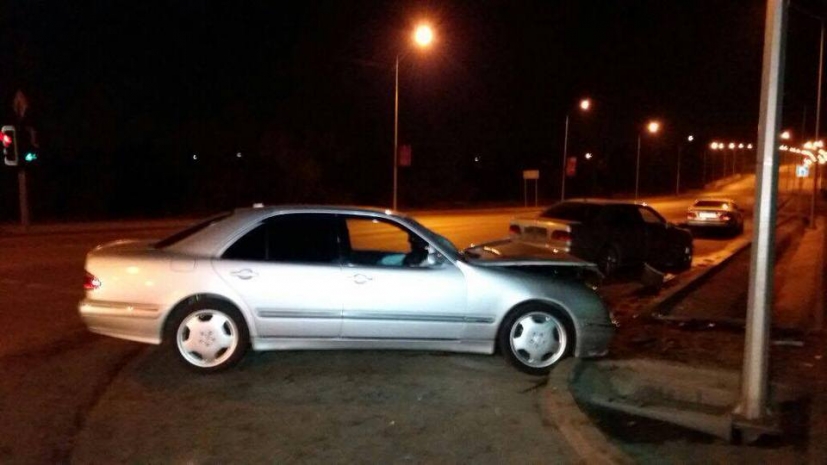 В Алматы два Mercedes не поделили дорогу
